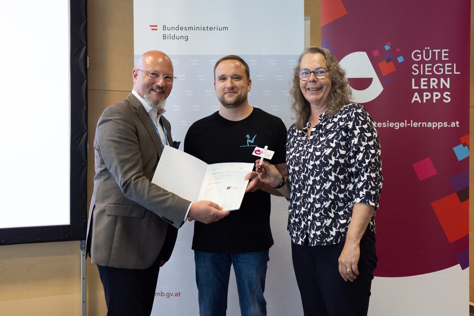 Yannick Weislogel nimmt bei der Gütesiegel-Verleihung 2025 die Urkunde für Turnlehrer entgegen