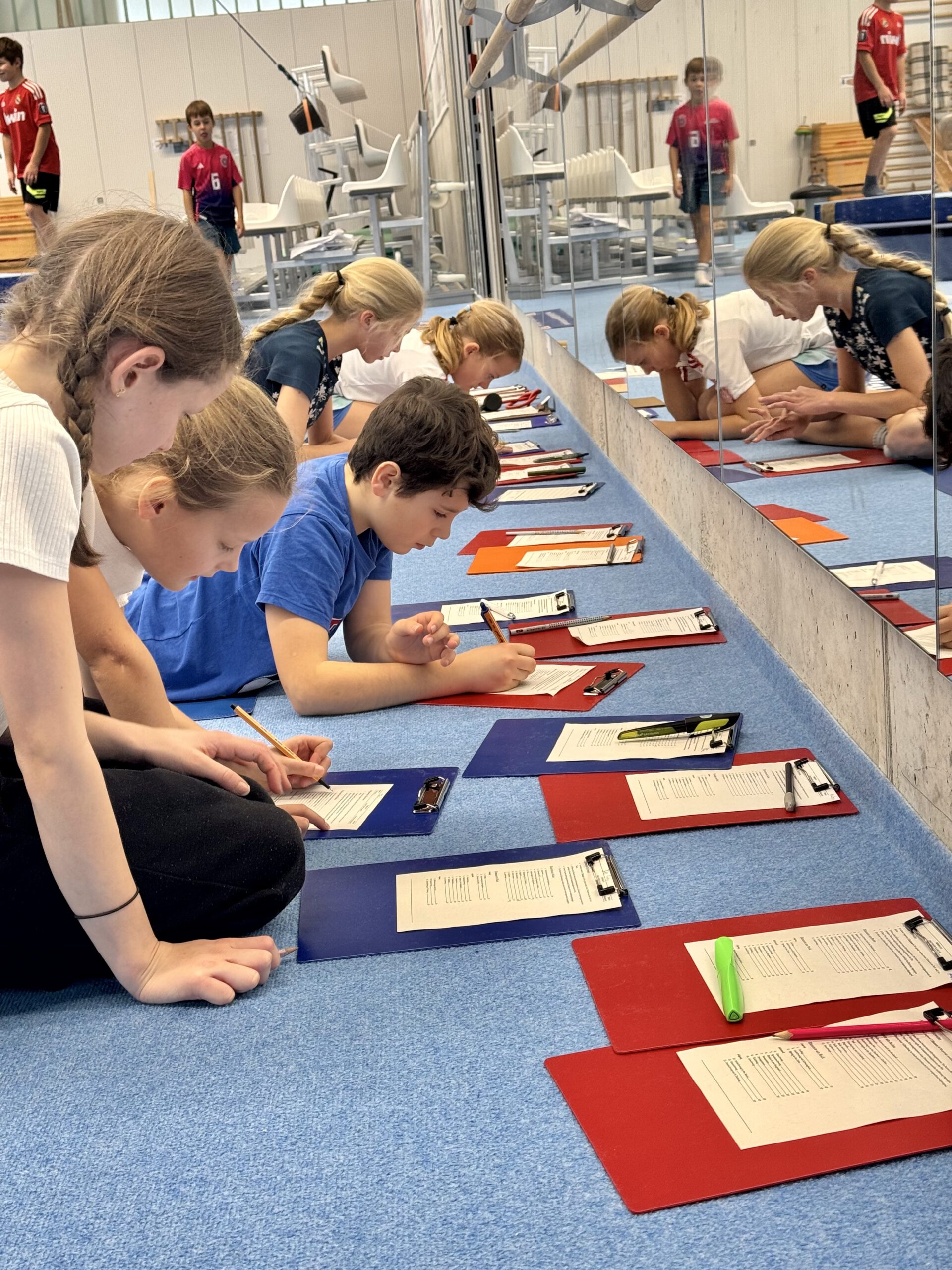 Schülerinnen und Schüler planen ihre eigene Kür im Gerätturnen