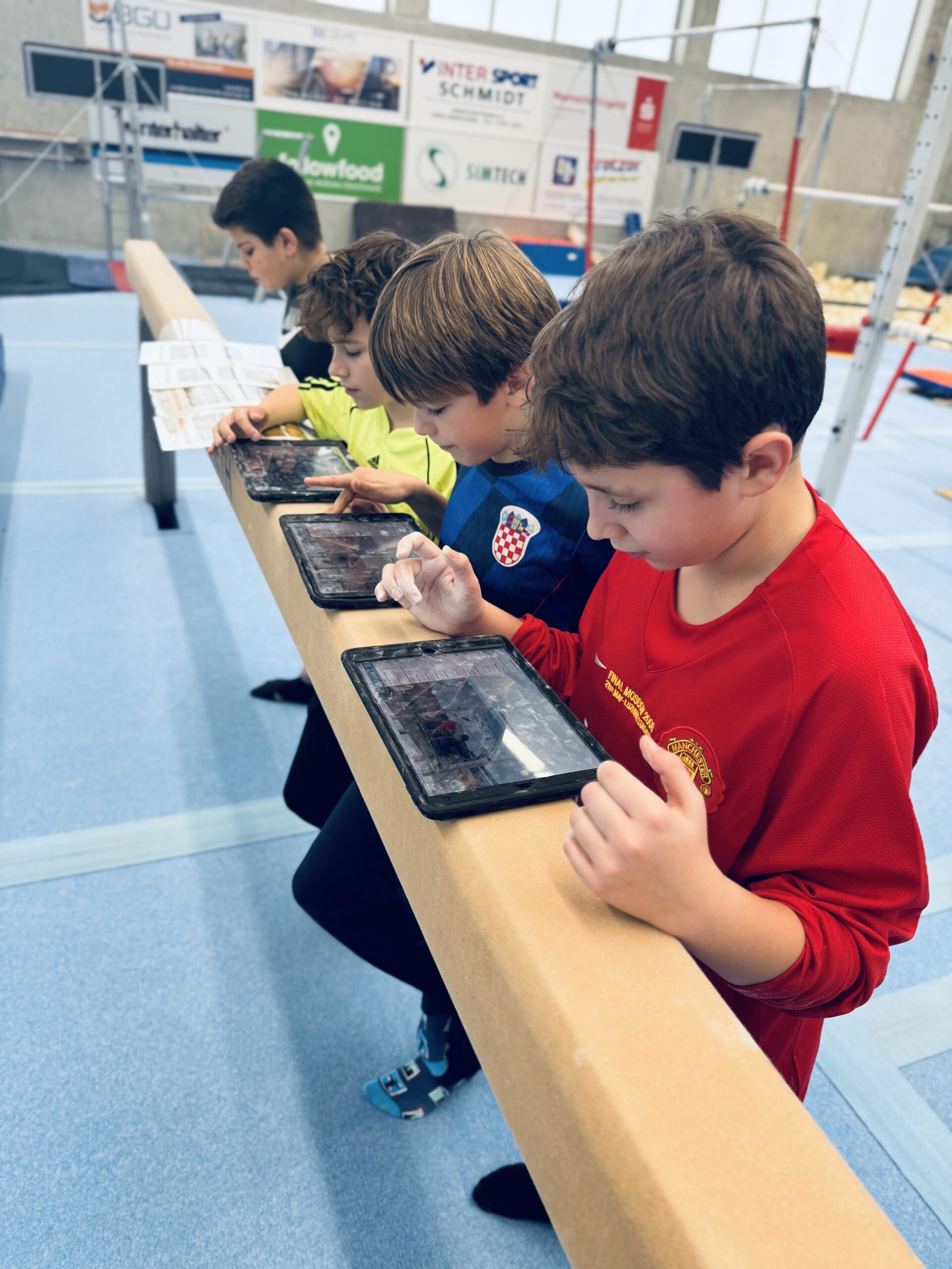 Schülerinnen und Schüler arbeiten im Gerätturnen mit der Turnlehrer-App